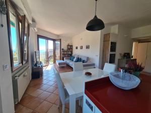 een keuken en een woonkamer met een tafel en stoelen bij Casa Erica by PortofinoVacanze in Rapallo