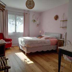 - une chambre avec un lit et une fenêtre dans l'établissement Chambres d'hôtes couleur bassin d'Arcachon, à Andernos-les-Bains