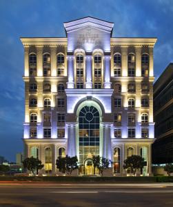 un edificio iluminado por la noche en Warwick Doha, en Doha