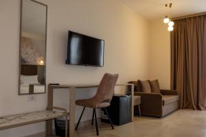TV a/nebo společenská místnost v ubytování Fllad Resort & SPA Durres