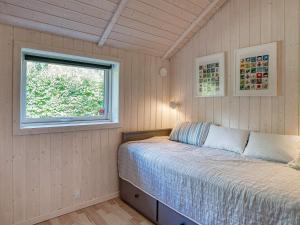 una camera con letto e finestra di Holiday home Frederiksværk XXIV a Frederiksværk