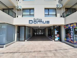 Un edificio con la entrada a una tienda Dumulus. en Alquiler Temporario Zona Playa Necochea, en Necochea
