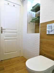Kúpeľňa v ubytovaní BLUE FOUNTAIN Luxueux Studio Aix Centre Historique -WIFI-SMART TV-