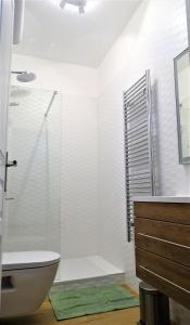 Kúpeľňa v ubytovaní BLUE FOUNTAIN Luxueux Studio Aix Centre Historique -WIFI-SMART TV-