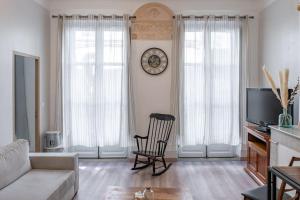 Televízia a/alebo spoločenská miestnosť v ubytovaní Magnolia magnifique T2 entièrement rénové.