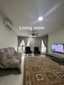 uma sala de estar com um sofá e uma televisão de ecrã plano em Homestay Damansara 2BD 2Parking em Petaling Jaya
