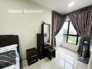 um quarto com uma cama, uma cómoda e uma janela em Homestay Damansara 2BD 2Parking em Petaling Jaya
