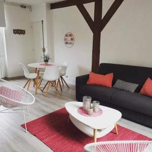 ein Wohnzimmer mit einem Sofa und einem Tisch in der Unterkunft Fontainebleau Sweet Home in Fontainebleau