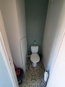 een kleine badkamer met een toilet in een kleine kamer bij Belle vue à 500m des thermes - climatisé in Royat