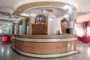 un grand hall avec un bar dans un bâtiment dans l'établissement nagjir centre ville, à Laâyoune