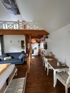 Cette chambre dispose d'une mezzanine avec un lit et une table. dans l'établissement Ferienhaus im Westerwald Westerwälder Herzstück, à Langenbach bei Kirburg