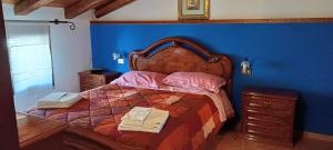 スコペッロにあるDa Giusy a Scopelloの青い壁のベッドルーム1室