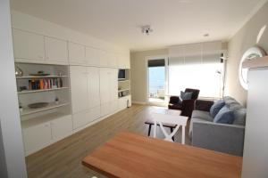 een woonkamer met een bank en een tafel bij Haus Norderhoog Wohnung 58 in Westerland