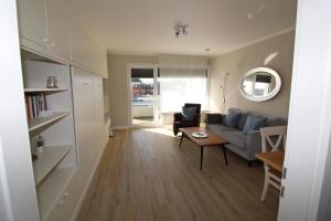 een woonkamer met een bank en een tafel bij Haus Norderhoog Wohnung 58 in Westerland