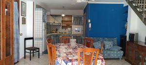 スコペッロにあるDa Giusy a Scopelloの青い壁のダイニングルーム(テーブル付)