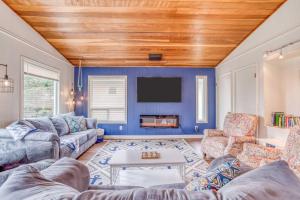a living room with blue walls and a wooden ceiling at Lincoln House in Lincoln City
