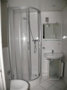 y baño con ducha y lavamanos. en Haus Nordseeresidenz Wohnung 71, en Westerland