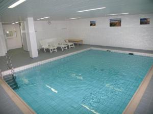 een groot zwembad in een gebouw bij Haus Norderhoog Wohnung 55 in Westerland