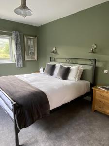 Marshpools Bed & Breakfast - Licensed near Weobley village客房内的一张或多张床位