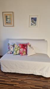 uma cama com quatro almofadas num quarto em Ferienwohnung Sophia em Innsbruck