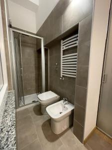 uma casa de banho com um WC, um lavatório e um chuveiro em Apartment Typex em Milão