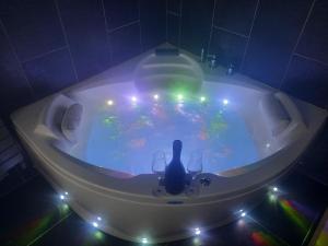wanna wypełniona wodą z oświetleniem w obiekcie Appartement 90m2 design, jacuzzi, billard... w mieście Vitré