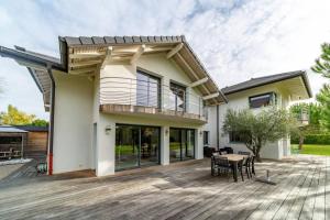 ein Haus mit einer Terrasse in der Unterkunft Dream 5BD Villa for Families - Geneva Centre 14KM by GuestLee in Veigy-Foncenex