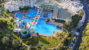 una vista aérea de una piscina en un complejo en BenalBeach Residential en Benalmádena