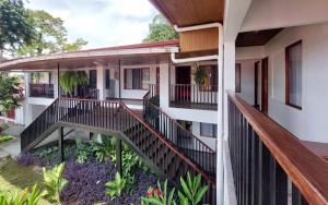 a view of the outside of a house with a balcony at Hôtel Pez Gallo in Golfito