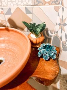 a wooden spoon sitting on a counter next to a sink at Bangalô de Charme na Praia do Patacho - Rota Ecológica dos Milagres in Pôrto de Pedras