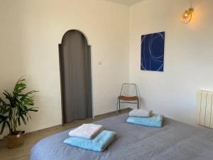 ein Schlafzimmer mit einem Bett mit zwei Kissen darauf in der Unterkunft Appartement avec climatisation proche du centre in Morières-lès-Avignon