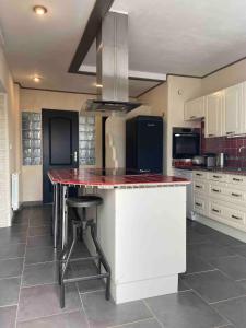 eine Küche mit einer Insel mit einer roten Arbeitsplatte in der Unterkunft Appartement avec climatisation proche du centre in Morières-lès-Avignon