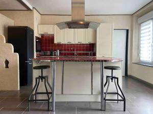 kuchnia z blatem i stołkami w pokoju w obiekcie Appartement avec climatisation proche du centre w mieście Morières-lès-Avignon +20 zdjęć