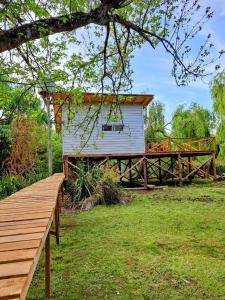 una rampa de madera que conduce a una casa con terraza en Cabaña Delta.LaSofi en Tigre