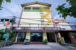 Family Transit 2 Hotel في هانوي: مبنى عليه لافته مكتوب عليها فندق معبد عائلي