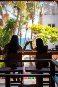 zwei Frauen sitzen an einem Tisch in einem Restaurant in der Unterkunft Tunich Jungle Cabañas in Tulum
