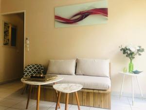 sala de estar con sofá y mesa en Mon Appart avec Terrasse et Piscine, en Roquebrune-Cap-Martin