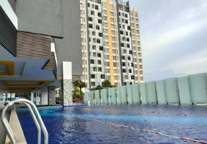 een zwembad voor een hoog gebouw bij THE MAJESTIC IPOH A8 by ZamanJa in Ipoh
