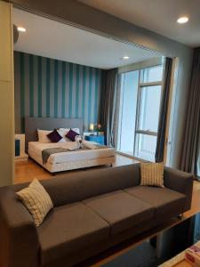 Postel nebo postele na pokoji v ubytování Faced Suites Platinum KLCC