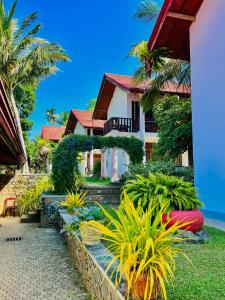 una casa en la playa con palmeras y plantas en Moonstone Villas, en Tangalle