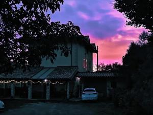 Východ nebo západ slunce při pohledu z bed and breakfast nebo okolí
