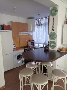 cocina con mesa y taburetes en Clean and comfortable budget flat, en Fuengirola