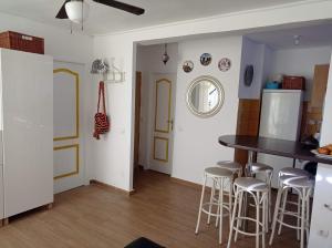 cocina y sala de estar con encimera y taburetes en Clean and comfortable budget flat, en Fuengirola