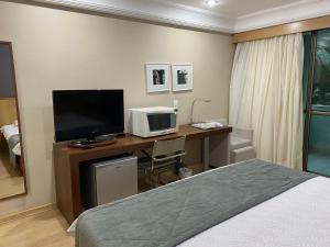 Μια τηλεόραση ή/και κέντρο ψυχαγωγίας στο Flat agradável na Barra