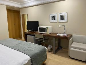 Μια τηλεόραση ή/και κέντρο ψυχαγωγίας στο Flat agradável na Barra