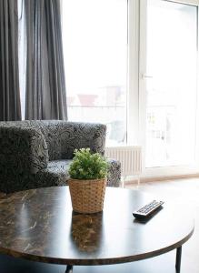 Schiller-Quartier 6 في برمرهافن: طاولة قهوة عليها خزاف في غرفة المعيشة
