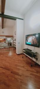 een woonkamer met een grote flatscreen-tv aan de muur bij crociali in Bologna