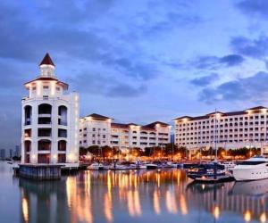 ein großes Gebäude mit Booten in einem Jachthafen nachts in der Unterkunft EASTERN ORIENTAL STRAIT QUAY MARINA LUXURY SUITE in Tanjong Tokong