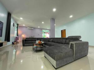 a living room with a couch and a table at House of Happiness Homestay 幸福之家 in Bentong