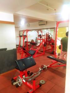 Fitness centrum a/nebo fitness zařízení v ubytování Tiny studio with pool, jogging track, gym and Mall